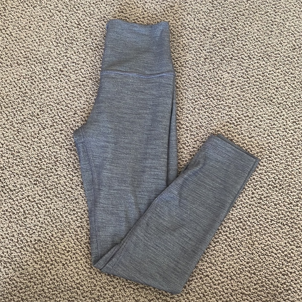 Like new high rise Lululemon leggings - Picture 2 of 6